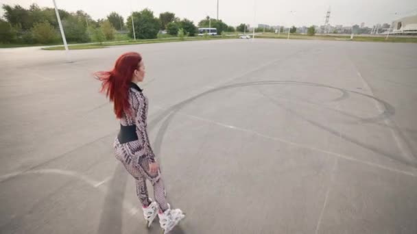 Slanke Vrouw Met Rood Haar Sportoveralls Rolschaatsen Mooi Gelukkig Meisje — Stockvideo