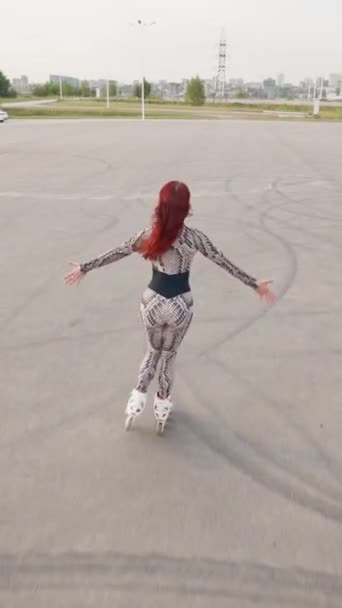 Dikey Görüntü Kızıl Saçlı Sıska Kadın Asfalt Park Alanında Paten — Stok video