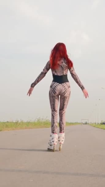 Vertikální Video Slim Woman Red Hair Has Fun Rollerblading Asfalt — Stock video