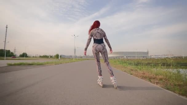 Spor Tulumlu Kızıl Saçlı Sıska Kadın Paten Kayıyor Slender Figürlü — Stok video