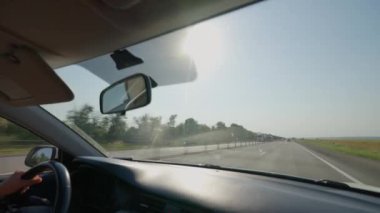 Otoyoldaki Bir Sürücü Aracının İçinden Görüntü. Yolda Araba Kullanırken Bir Aracın Ön Camı. Seyahat ve Seyahat Konsepti.