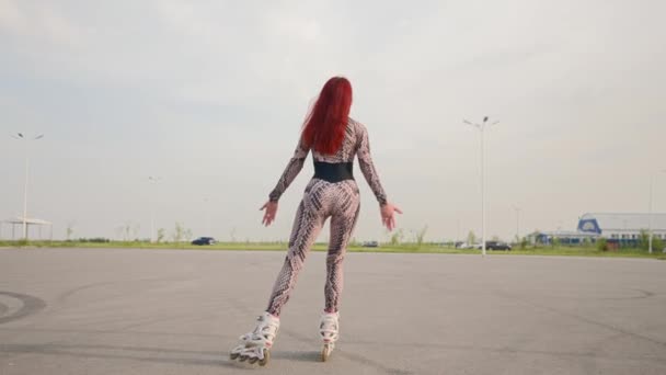 Slim Donna Con Capelli Rossi Tuta Sportiva Rollerblading Bella Ragazza — Video Stock