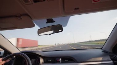 Otoyoldaki Bir Sürücü Aracının İçinden Görüntü. Yolda Araba Kullanırken Bir Aracın Ön Camı. Seyahat ve Seyahat Konsepti.