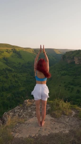 Vídeo Vertical Mujer Atlética Joven Meditando Cima Montaña Meditación Zen — Vídeos de Stock