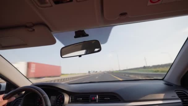 Widok Wnętrza Jadącego Samochodu Autostradzie Przednia Szyba Pojazdu Podczas Jazdy — Wideo stockowe