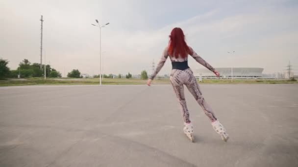 Slim Woman Red Hair Has Fun Rollerblading Asphalt Parking Lot — Stock Video