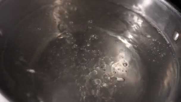 Woda Gotuje Się Garnku Kuchence Wrząca Woda Zwolnionym Tempie — Wideo stockowe