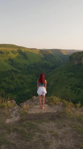Vidéo Verticale Jeune Femme Athlétique Méditant Sommet Montagne Méditation Zen — Video