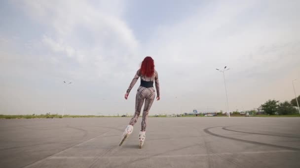Slim Woman Červenými Vlasy Sportovních Kombinézách Kolečkové Brusle Krásná Šťastná — Stock video
