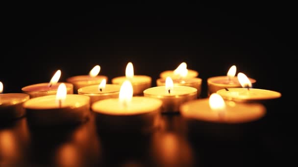 Κεριά Καίγονται Μια Απαλή Κίτρινη Φλόγα Στο Σκοτάδι Θρησκεία Και — Αρχείο Βίντεο