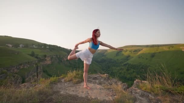 Yogasession Bergen Ung Atletisk Kvinna Som Utövar Rocky Mountains Soluppgången — Stockvideo