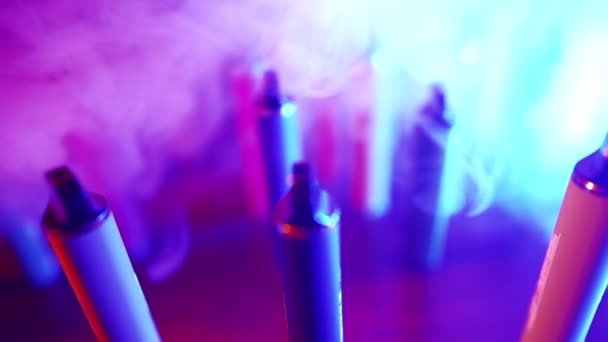 ネオンライティングや煙の電子タバコやブドウの多く 悪い習慣の概念 タバコ製品の近代的な代替 ニコチン中毒 スローモーション — ストック動画