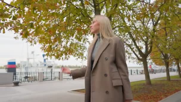 Attraktiv Affärskvinna Med Blont Hår Lång Rock Promenader Höstens Stadspark — Stockvideo