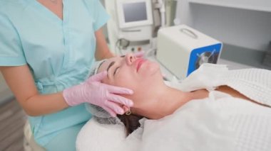 Kadın Güzellik Uzmanı Kadın Bir Müşterinin Yenilenen Cilt Prosedürünü Yapıyor. Modern Güzellik Kliniği ve Spa Hizmetleri 'nde Profesyonel Kozmetik Prosedürleri. Cilt bakımı ve kozmetik bilimi. Yavaş Hareket.
