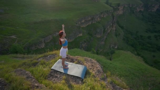 Jeune Femme Athlétique Méditant Sommet Montagne Méditation Yoga Zen Dans — Video