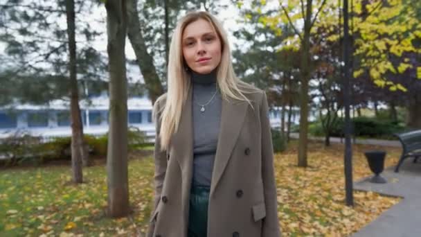 Ελκυστική Business Woman Ξανθά Μαλλιά Στο Long Coat Walks Φθινόπωρο — Αρχείο Βίντεο
