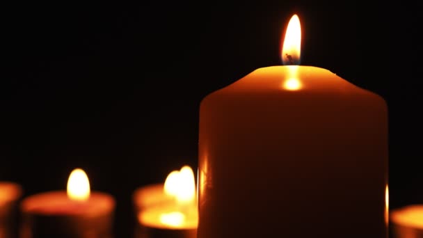 Свечи Темноте Горят Жёлтого Пламени Религия Похоронная Концепция Печаль Мертвых — стоковое видео