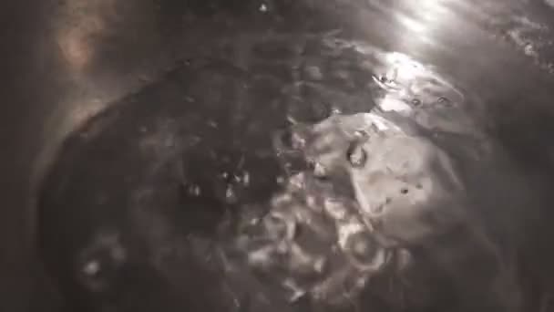 Νερό Βράζει Μια Κατσαρόλα Στη Σόμπα Βραστό Νερό Αργή Κίνηση — Αρχείο Βίντεο