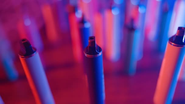 Massor Cigaretter Och Vapes Neon Lighting Och Smoke Begreppet Dåliga — Stockvideo