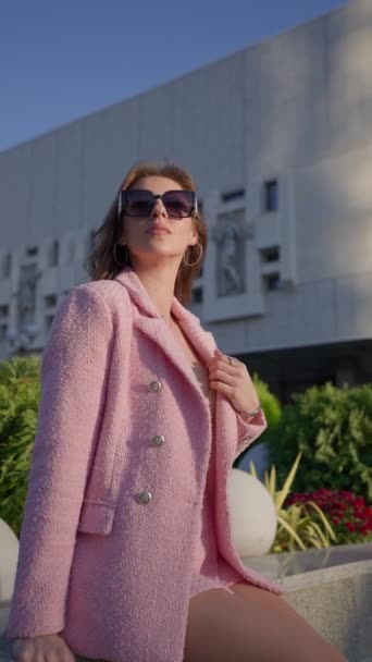 Beautiful Woman Pink Business Outfit Poses While Sitting Parapet City — Αρχείο Βίντεο