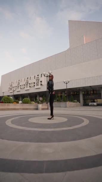 Förförisk Slim Woman Svart Tajt Outfit Och Läderjacka Posing City — Stockvideo