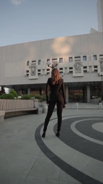 Svůdná Štíhlá Žena Černém Těsném Obleku Jak Hraje City Street — Stock video