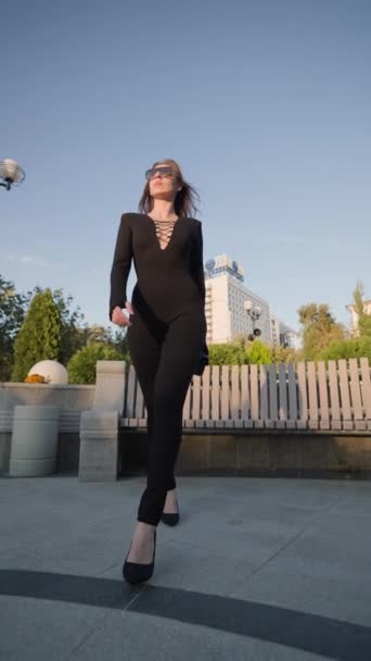 Verleidelijke Slanke Vrouw Een Zwarte Strakke Outfit Loopt Met Een — Stockvideo