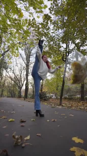Kot Giyen Mutlu Kadın Beyaz Süveter Tek Bacağında Duruyor Sonbahar — Stok video