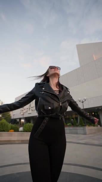 타이트 의상과 거리를 재킷에 매혹적인 Vertical 비디오 슬로우 — 비디오