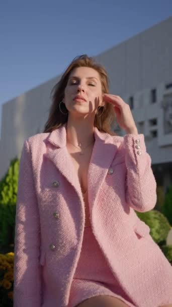 Beautiful Woman Pink Business Outfit Poses While Sitting Parapet City — Αρχείο Βίντεο