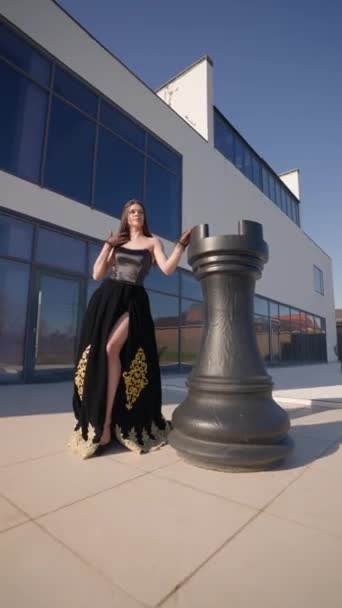 Красива Принцеса Жінка Короною Голові Чорне Плаття Золотими Візерунками Стоїть — стокове відео