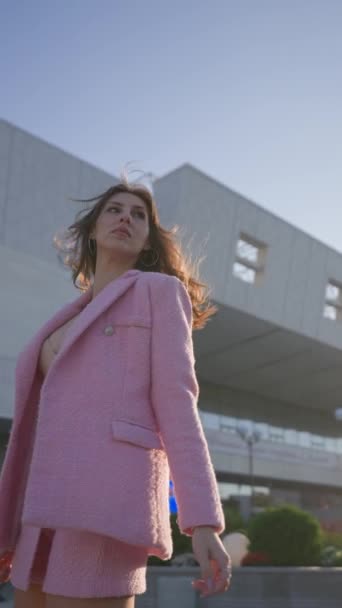 Mulher Negócios Bonita Uma Jaqueta Rosa Vestido Posando Uma Rua — Vídeo de Stock