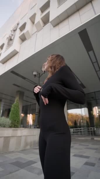 穿着黑色紧身衣 穿着都市街衣服的有诱惑力的瘦女人 时尚与美的概念 垂直录像 慢动作 — 图库视频影像
