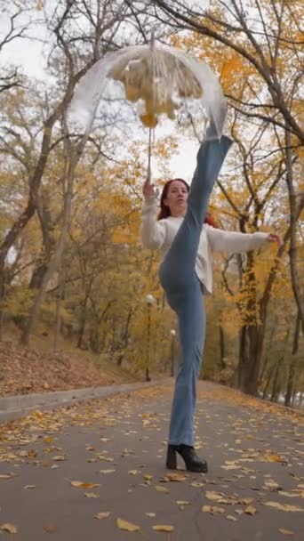Happy Woman Jeans Een Witte Trui Loopt Tilt Haar Been — Stockvideo