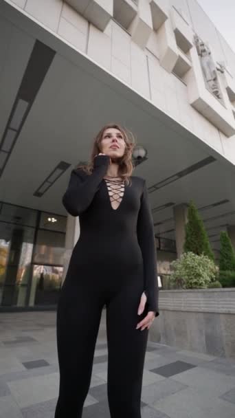 Siyah Dar Giysili Cılız Kadın Şehir Sokağında Poz Veriyor Moda — Stok video