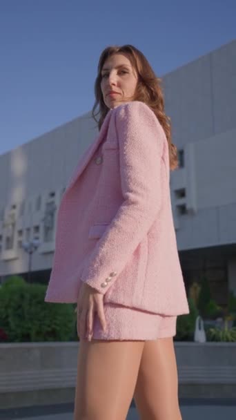 Pembe Ceketli Elbiseli Güzel Kadını Şehir Sokağında Poz Veriyor Dikey — Stok video