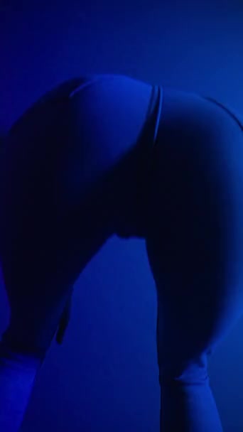 Slim Seductive Woman Dżinsach Top Dances Klubie Nocnym Muzyką Kolorową — Wideo stockowe