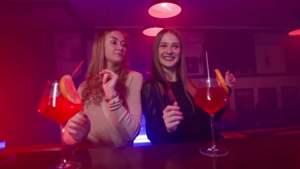 Kız Arkadaş Bir Neon Işıklandırma Gece Kulübü Nde Barın Yanında — Stok video