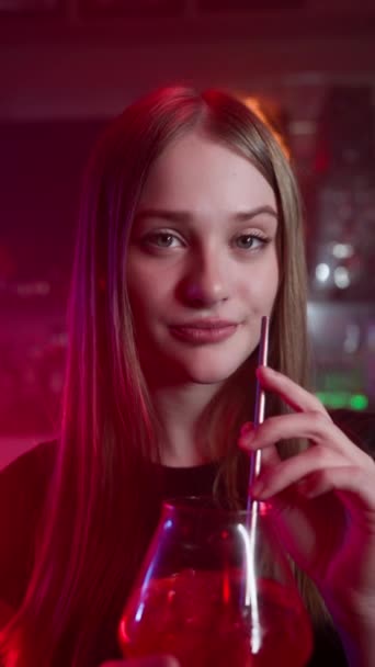 Vídeo Vertical Retrato Garota Sorridente Atraente Bebendo Cocktail Vermelho Bar — Vídeo de Stock