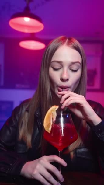 Bardaki Tezgahta Oturan Sevimli Mutlu Sarışın Kız Kırmızı Alkollü Kokteyl — Stok video