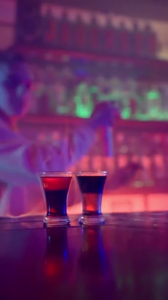 Вертикальное Видео Две Рюмки Алкогольного Напитка Барной Стойке Бармен Готовит — стоковое видео
