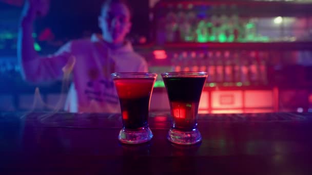 Ett Glas Alkoholhaltig Dryck Bardisk Närbild Bartendern Förbereder Drink Genom — Stockvideo