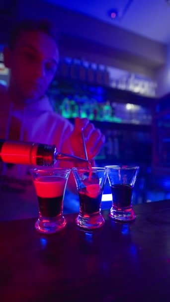Vídeo Vertical Guy Bartender Despeja Cocktail Alcoólico Três Vidro Tiro — Vídeo de Stock