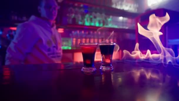 Ένα Ποτήρι Αλκοολούχο Ποτό Ένα Μπαρ Bartender Ετοιμάζει Ένα Ποτό — Αρχείο Βίντεο