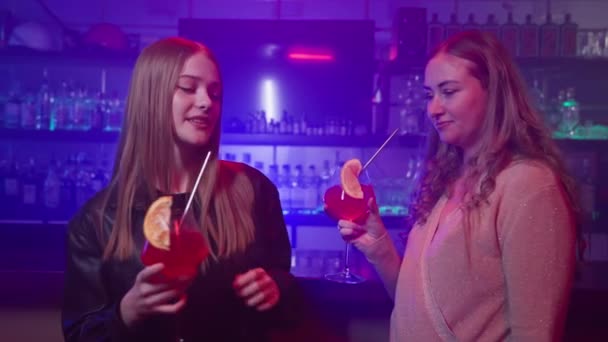 Zwei Freundinnen Tanzen Mit Cocktails Der Hand Der Nähe Der — Stockvideo