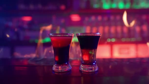 Ένα Ποτήρι Αλκοολούχο Ποτό Ένα Μπαρ Bartender Ετοιμάζει Ένα Ποτό — Αρχείο Βίντεο