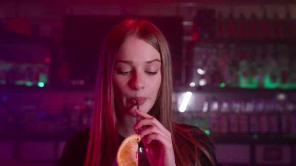 Retrato Uma Garota Sorridente Atraente Bebendo Cocktail Vermelho Bar Iluminação — Vídeo de Stock