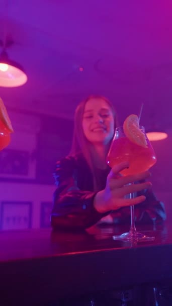 Дві Усміхнені Жінки Ють Червоні Алкогольні Коктейлі Барі Нічному Клубі — стокове відео