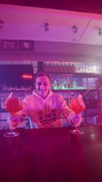 Uśmiechnięty Męski Barman Serwujący Dwa Koktajle Alkoholowe Kobietom Przy Barze — Wideo stockowe