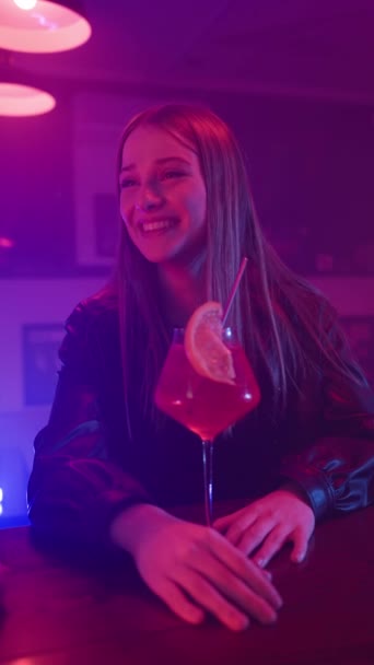 Słodkie Szczęśliwe Blondynki Siedzące Przy Barze Uśmiechnięte Pijące Koktajl Czerwonego — Wideo stockowe